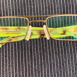 Verkaufe hier eine optische-Brille der 
Marke: CARRERA im neuwertigen Zustand.
Wie ersichtlich ohne Kratzer.
R +0,25
L +0,75

PRIVAT VERKAUF, ohne Garantie oder Rücknahme!!