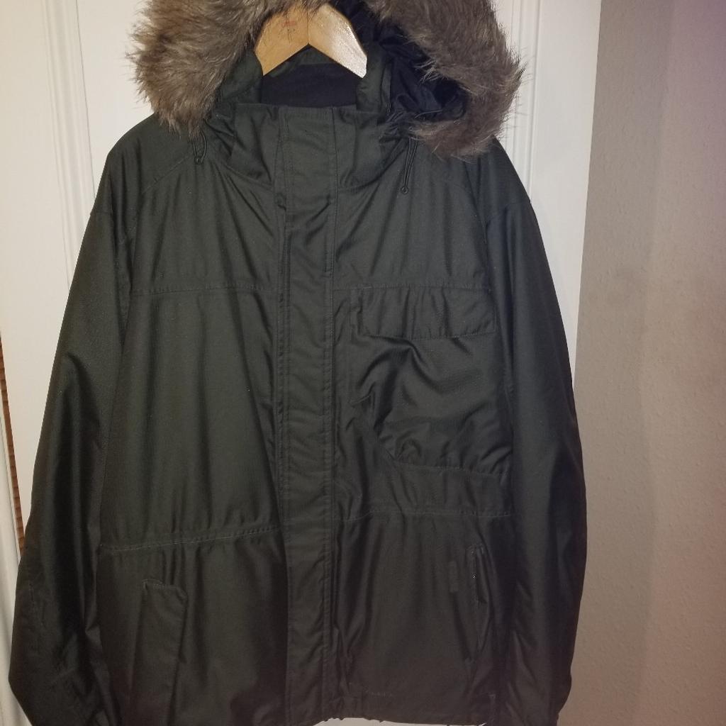 great ski jacket, with zipped pockets, taped seams, snow skirt, security pocket, goggle storage, detachable hood
large but fits more like XL

collection or postage available