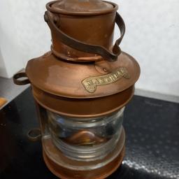 Reproduction nautical oil lantern .
Made in England.
Brass and copper robust construction.
Masthead white (stern) lookout light.
Authentic C19th replica.
Sturdy case and handle with chunky glass wall.
Lamp can hang, stand or be mounted.
25 cms including handle. Weight 1100g.
Clean and in very good condition.
With with wick and in working order.
Needs oil.
No dents, chips or verdigris.
Top hat missing clear in photo 5.
Lamp in family for over 25 years and was part of a collection. Hobby finished.