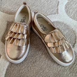 Lovely gold colour girls shoes toddler size 8
Would be great with dress or leggings 
Brand new, but label missing 
From pet free.smoke free home
Grab a bargain