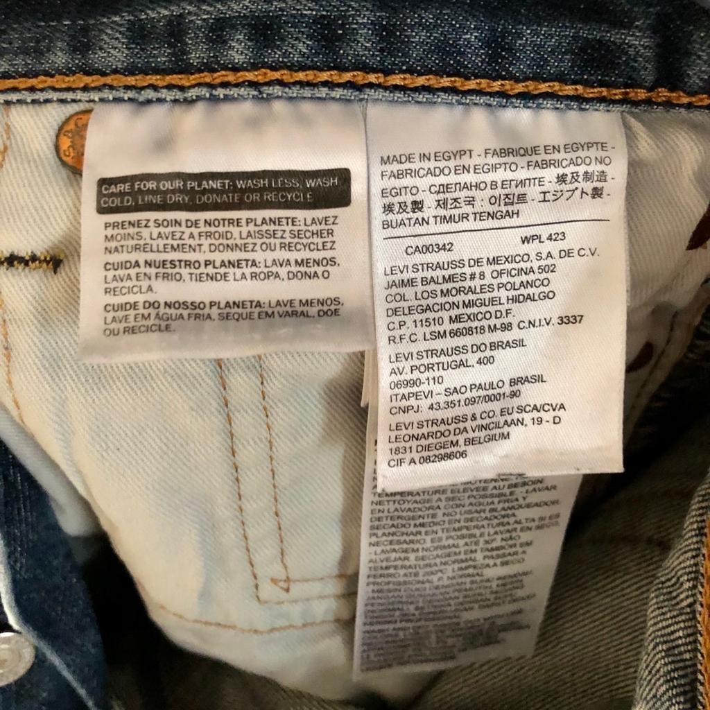 Hallo,

biete hier eine Jeans von „Levi‘s“, bzw. „Levi Strauss“ in der Größe 34/32 zum Verkauf an. Neu und ungetragen.

Versand und Abholung möglich. Barzahlung bei Abholung, Überweisung oder PayPal (F+F) möglich. Versandkosten on top.

*Privatverkauf, daher keine Rückgabe*