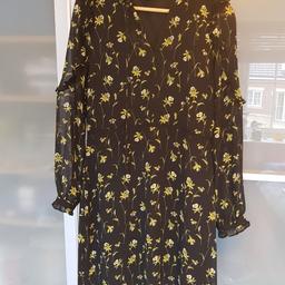 I'm having a clear out.

New with tags dress
Thin material so a good spring or summer dress.

It would fit someone who is a size 10 as it didn't seem to big on me.
