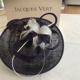 Beautiful fascinator in Damson and cream
worn once for my sons wedding , has in built
head band and moulded like hat so fits snug
on the head. In original box, perfect condition.


Collection or happy to post .
Payment via PayPal on cash on
 collection.