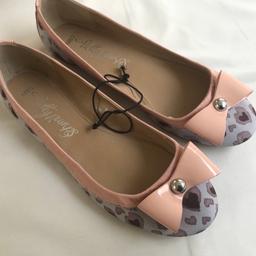 Light grey in colour with animal style print
with pink trim and pale pink patent bows .
New and unworn label etc still attached.
M&S size

Payment by PayPal / Shpock or cash on collection,
happy to post.