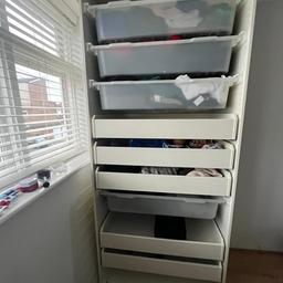 3 plastic drawers with runners 
1 plastic drawers without runner 
5 wooden drawers

Condition: good with slight wear and tear
Size: for 100cm width Pax
