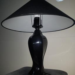 Schon Schwarz glänzende Nachtischlampe
Glühbirne Fassung - E27

Kein Kratzen
Funktioniert Einwandfrei