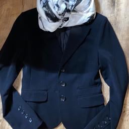 Blazer Jacke
Marke: H&M
Gr: 34
Farbe: Schwarz
Reserveknöpfe sind auch vorhanden
schenke dazu passenden Schal
wurde höchstens 1-2x getragen seither nur im Schrank