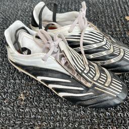 Verkaufe Fußballschuhe von Adidas Gr:34 guter gebrauchter Zustand keine Garantie oder Gewährleistung da Privatverkauf