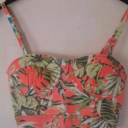 Nice fitted cropped top with back hooks fastening
Size 8