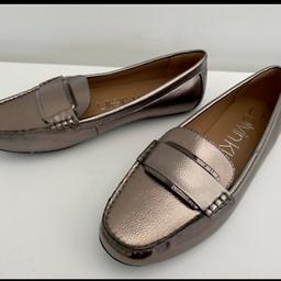 Calvin Klein Womens Leonie Gold Shiny Loafers Flat Shoes, Size 4