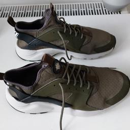 Nike Khaki trainers with a white sole.
Comes in a good condition