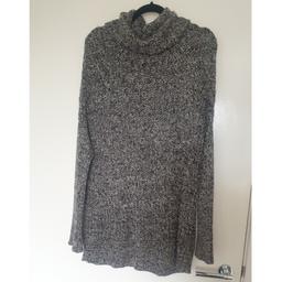 Super flattering bodycon jumper dress

Knitted with black and white fibers, overall looks grey

Cowl neck, drop shoulder, perfect for cosy winter evenings. Comes to top of thigh

Pre-loved item, still very good condition

Size 6

#jumperdress6 #knitteddress #greydress #jumperdress #dress6