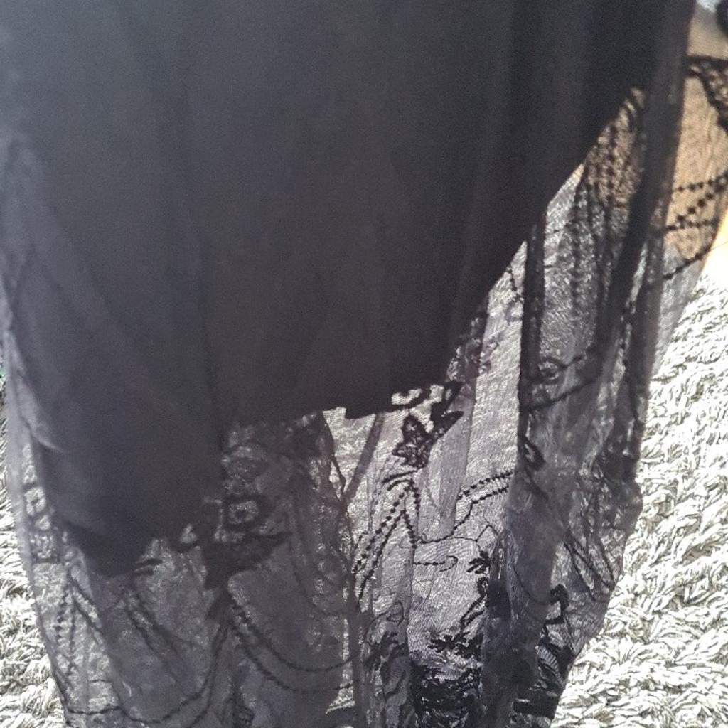 Beautiful long skirt
bottom half lace
worn just once
age 7-8