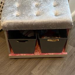 Lovely crushed velvet seat/storage box
Hardly been used & was always covered up
Changing decor so no longer needed
Collection Clapham junction