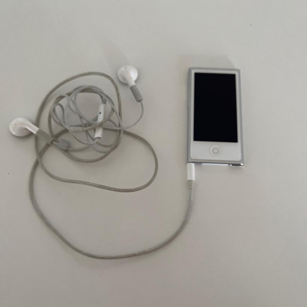 Der iPod läuft nur wenn er am Strom angehängt ist und das Display hat schwarze Streifen obwohl die Oberfläche tiptop ist (keine Kratzer ö.ä.)