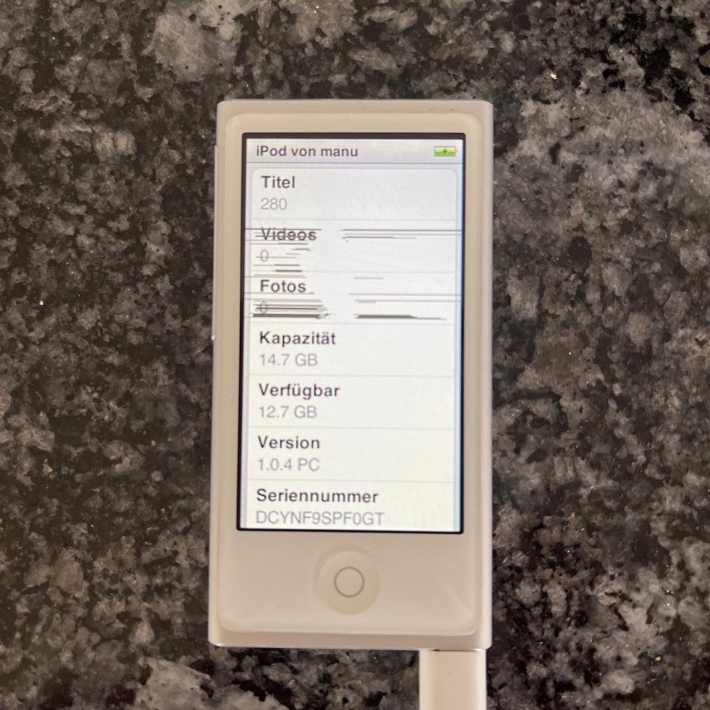 Der iPod läuft nur wenn er am Strom angehängt ist und das Display hat schwarze Streifen obwohl die Oberfläche tiptop ist (keine Kratzer ö.ä.)