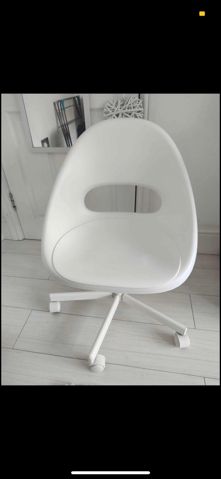 Ikea white swivel/office chair with wheels in RM7 Havering für 12,00