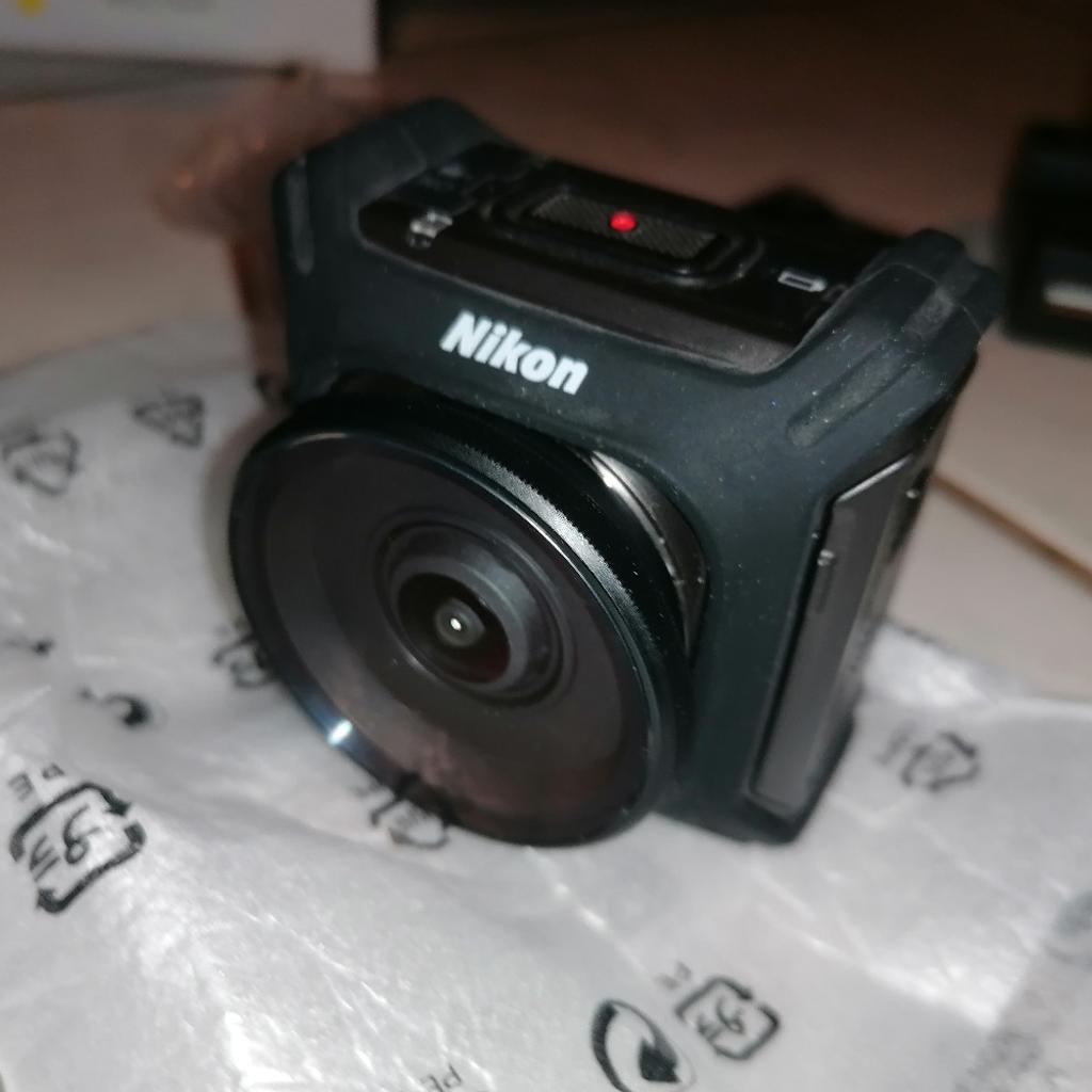 Biete hier eine Kamera
Nikon 360C Kamera kaum benutzt
Wie neu
Keine gebrauchspuren.
Mit viel Zubehör.
Anleitung
Orginal Karton