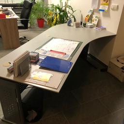 Großer Schreibtisch normale Gebrauchsspuren.
Maße
Breite 2,15 m
Tiefe 90 cm
Höhe 75 cm