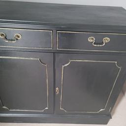 black with gold trim solid cabinet/ sideboard
lockable

beautiful as it is or upcycle project

collection rm3
