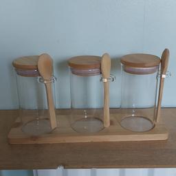 3 glass and bamboo jars, with lids and spoons.
Glass is thin.
Like New, never used.
See other matching item on site.
Liked the bamboo, then realised no where to put it.🙄😁