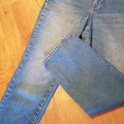 neuwertige Vans Jeans 7/8
gerade geschnitten am Bein
Excl.Versand