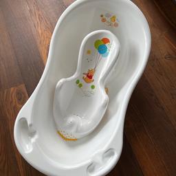Babybadewanne + Sitz,
Sitz kann auch in der großen Badewanne verwendet werden,
Badewanne kann auch ohne Sitz verwendet werden,