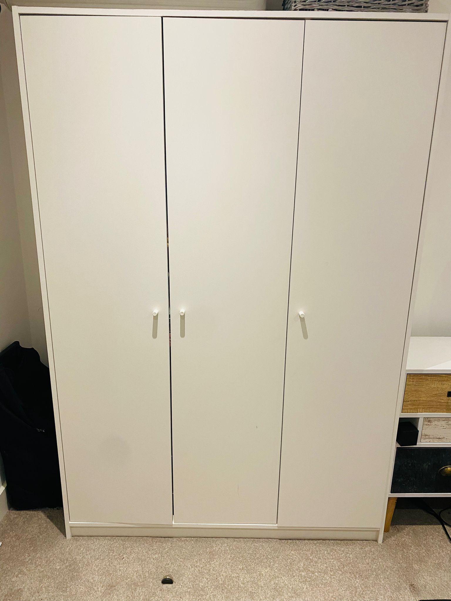 white ikea three door wardrobe in M15 Manchester für 80,00 £ zum ...