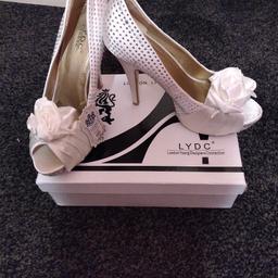 Brand new bridal shoes from LYDC. Never been worn and still in original packaging.

It is a small size 7 but can potentially fit a size 6.

Colour: Ivory