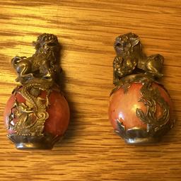 Pair of metal and onyx decorative miniature foo dogs. In excellent condition, see last photo next to can of tomatoes for size.

£5, collect only.