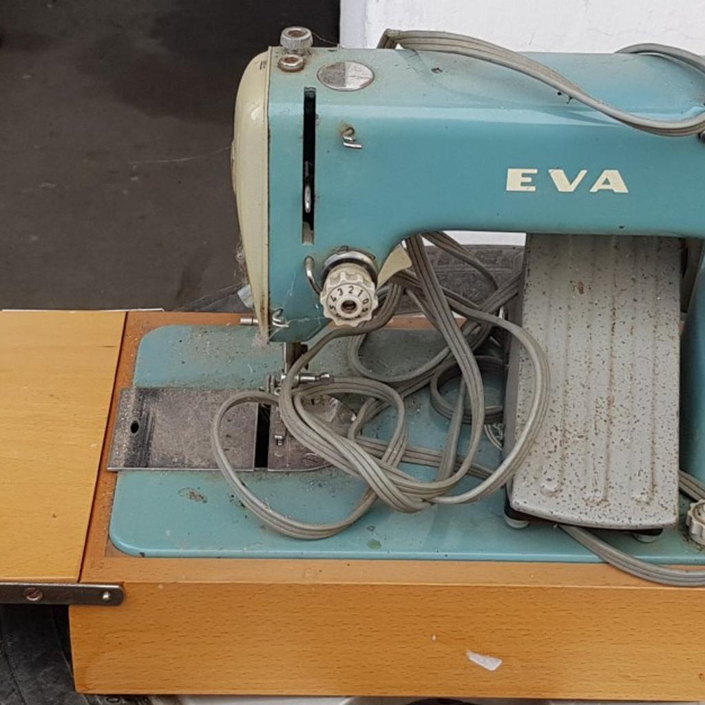 Alte Näh- und Stickmaschine der Marke EVA Modell L
Maschine ist aus Vollmetall integriert in einen Holzsockel / Unterkasten mit ausklappbarem Seitentisch / Ablage für die Stoffzuführung (Kann abmontiert werden). siehe Fotos

Abholung wäre im 10 Bezirk