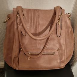 beautiful zipped handbag
2 inner zipped pockets and 2 smaller pockets inside