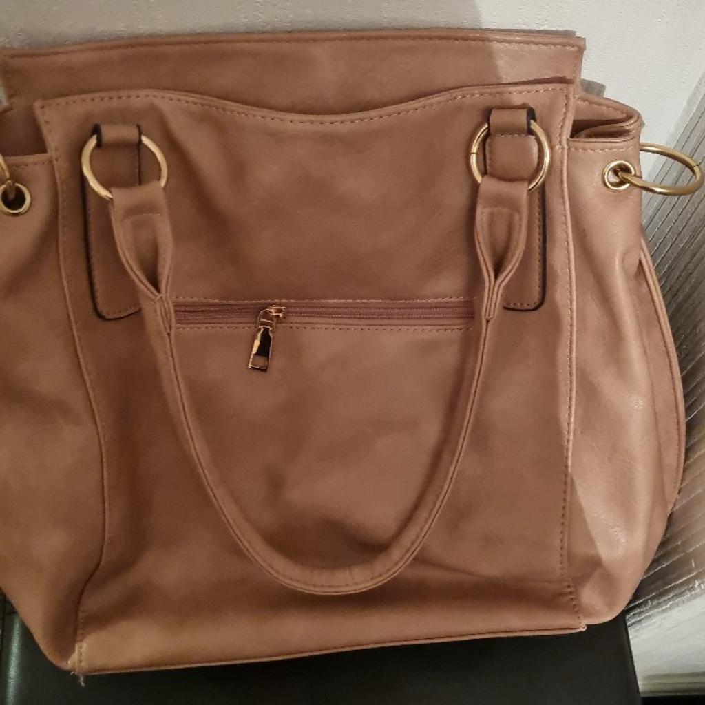 beautiful zipped handbag
2 inner zipped pockets and 2 smaller pockets inside