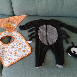 Halloween 'spider' costume with hat. 0-3 months from George at Asda. Also halloween feeding bib and dribble bib from Nutmeg at Morrisons. Was worn by a boy but could be unisex.

Like new condition, still with vibrant colours. Only worn a handful of times.

Can be machine washed and tumble dried and I have washed in non bio ready for sale.

Collection from a pet and smoke free home on the Sandhills Estate, Leighton Buzzard or I will post. 

Check out my other items for babies to 24 months too!