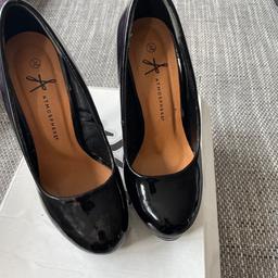 Zum Verkauf stehen diese schwarzen high heels in Gr.36 

Sie wurden nur ein paar mal getragen 

Versand zzgl Versandkosten