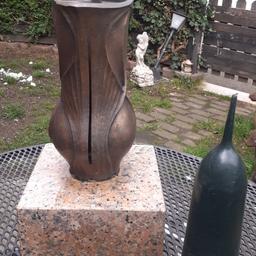 Grabvase aus Bronze auf marmorsockel!mit vaseneinsatz! Vase 25 cm hoch! Marmorsockel 15 cm hoch und 19 cm breit! Fehlkauf!