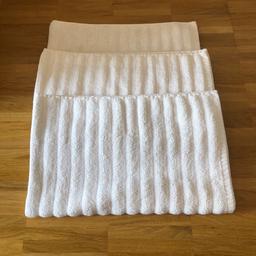 3 Stück Badezimmer Teppiche von XXXLutz!
80x50 .. winterweiß/beige … 100% Baumwolle