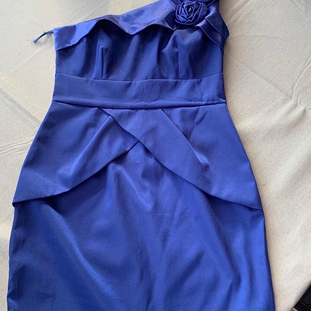 Wenig getragenes,gut erhaltenes one shoulder Cocktailkleid in royalblau.Keine Rücknahme.Kann gerne gegen Porto versendet werden.Siehe auch meine anderen Angebote