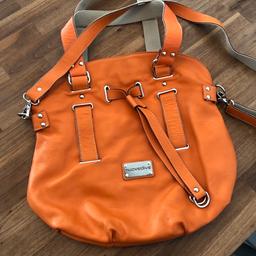 Handtasche aus weichem Leder von Nuovedive

Farbe: orange 

wenig benützt

mit Tragegriffen & Schutergurt