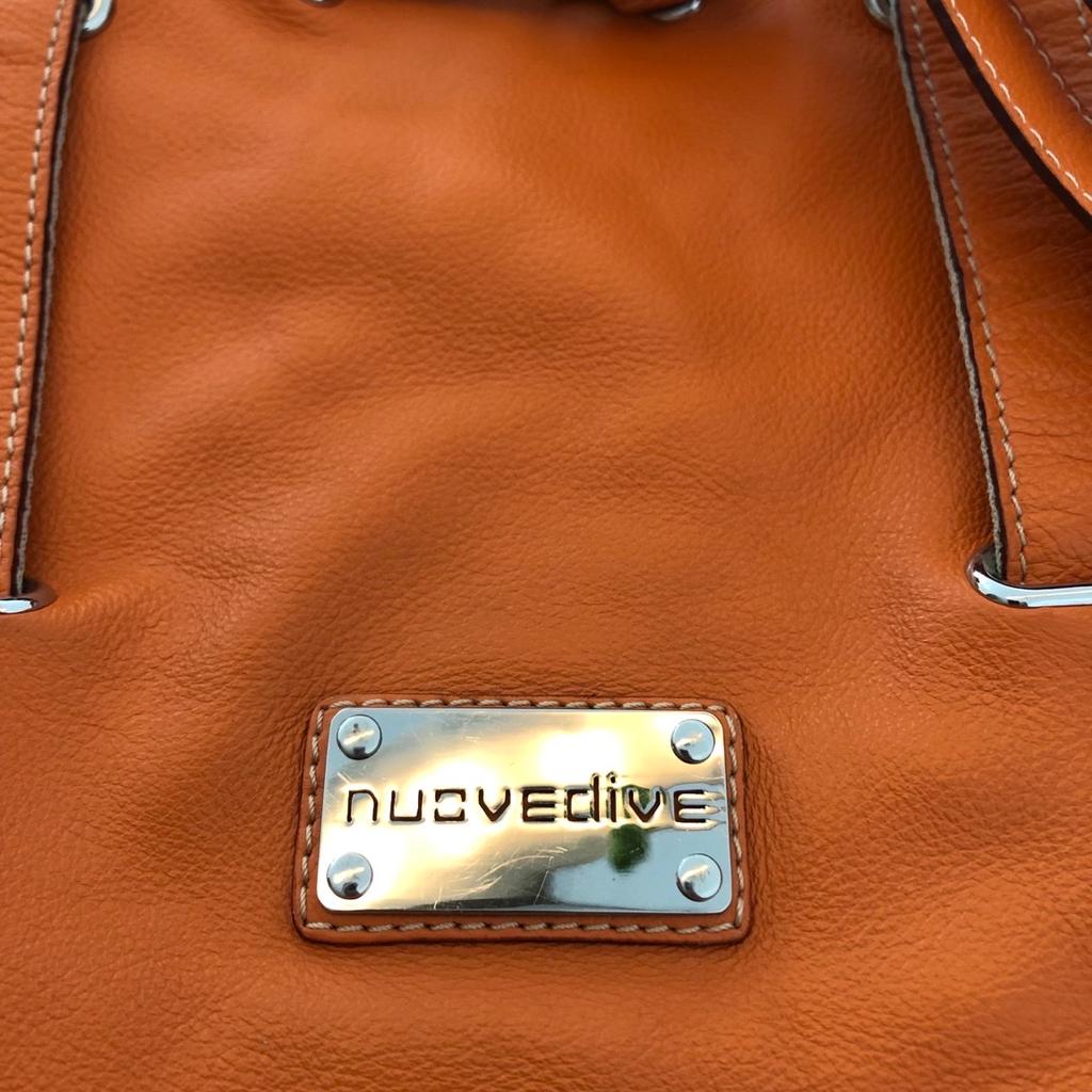 Handtasche aus weichem Leder von Nuovedive

Farbe: orange

wenig benützt

mit Tragegriffen & Schutergurt
