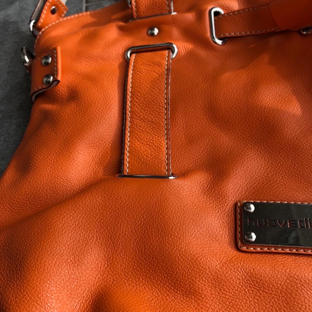 Handtasche aus weichem Leder von Nuovedive

Farbe: orange

wenig benützt

mit Tragegriffen & Schutergurt
