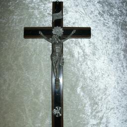 Vintage / Holzkreuz mit Metall Jesus und Totenkopf
siehe Bilder, länge 34,5 cm