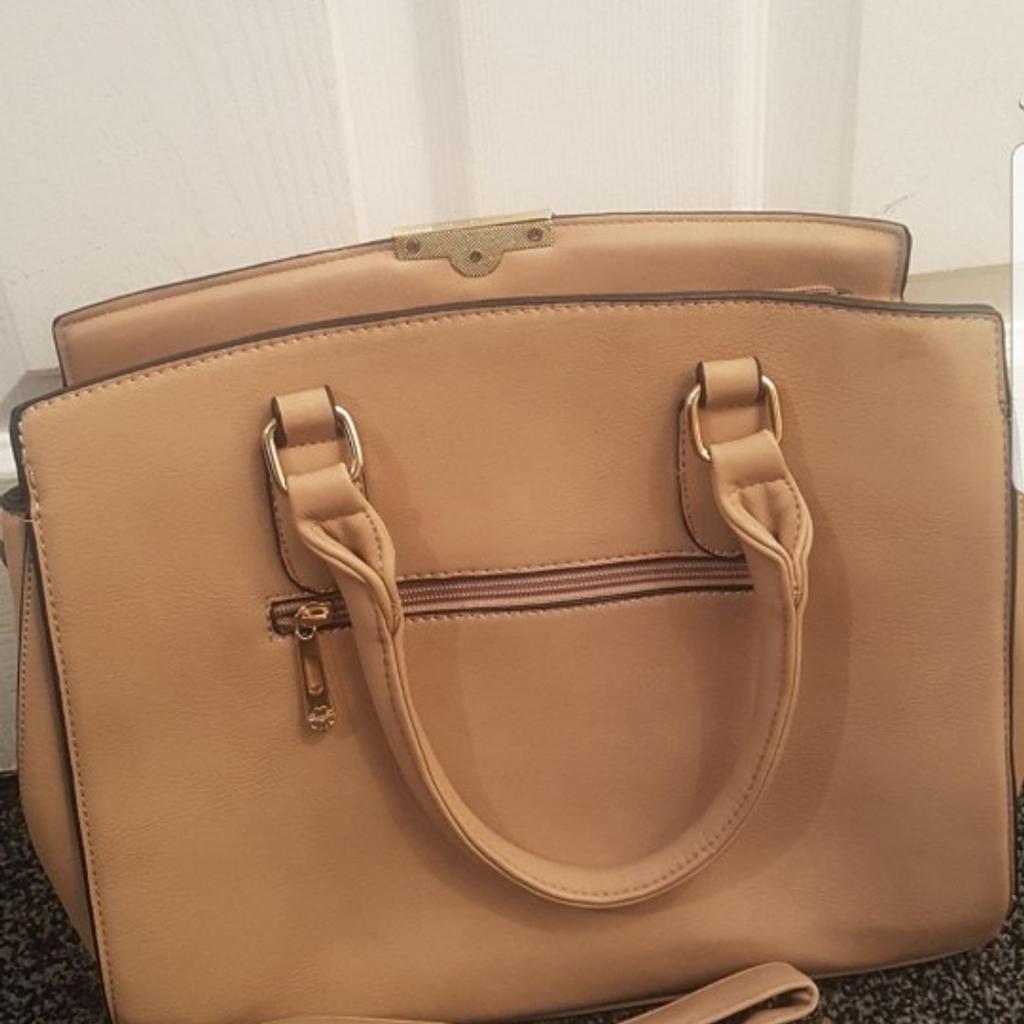 Studed handbag 👜
Shoulder strap included
Used once still like new

Pick up Only
