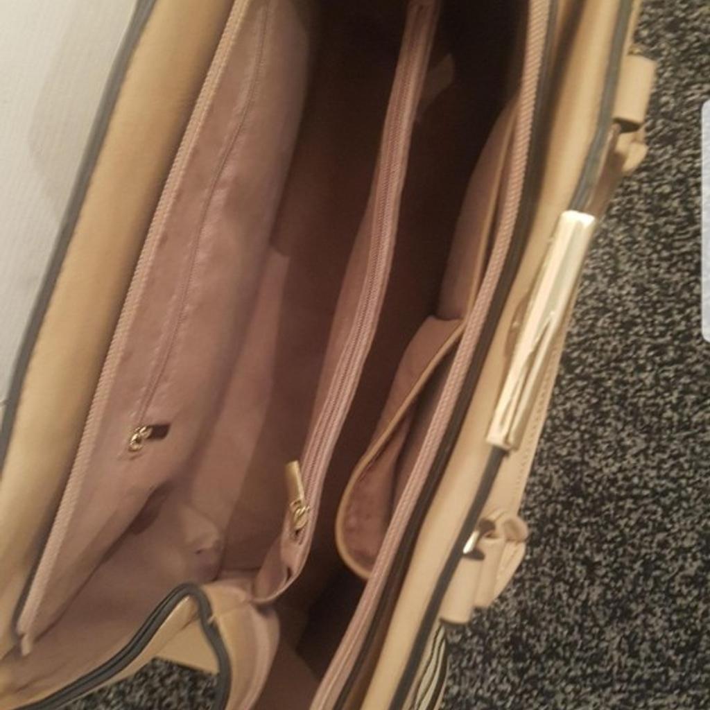 Studed handbag 👜
Shoulder strap included
Used once still like new

Pick up Only