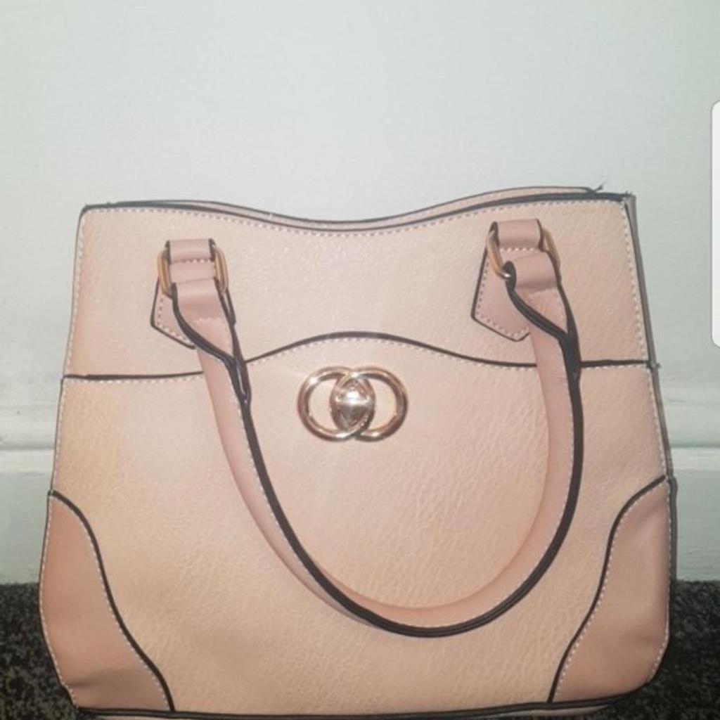 light pink bag
strap included
New without tags

Pick up Only