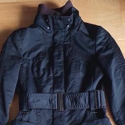 Modern svart/brun jacka med två fickor framme och ett bälte runt midjan.
Jackan är i jätte fin skick
Storlek XS/S 34/36