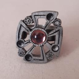 Vintage carved engraved pewter amythest ring
solid heavy ring in great condition. polished amythest stone. see images for details.