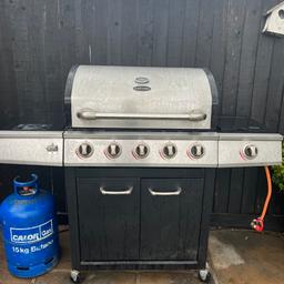 Large 4 burner stainless steal BBQ with almost full gas bottle. Slight surface rust on top of right hand outer lid otherwise great condition, comes with piping and has always had BBQ cover on for protection.
Collection Only.