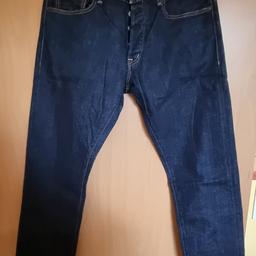 Verkaufe hier ein Ralph Lauren Slim Jeans Gr. 33/34. Die Hose wurde etwas gekürzt, die Hosenlänge beträgt ca 101 cm.
Versandkosten extra.