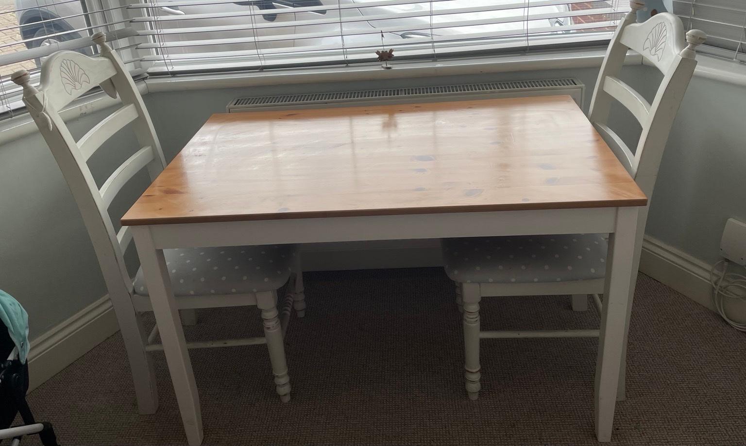 Free to collect dining table and two chairs in B31 Birmingham für
